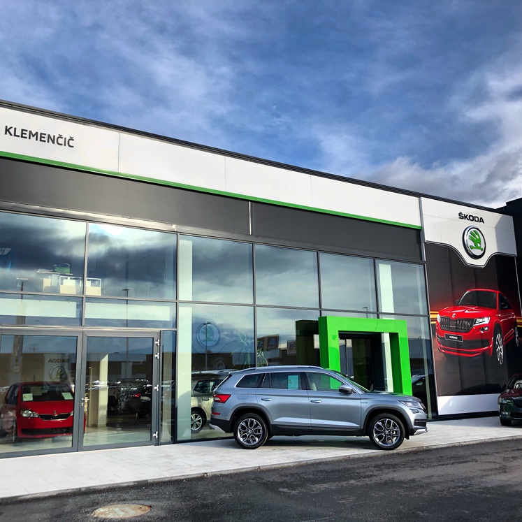 Galerija slik novega salon Škoda.