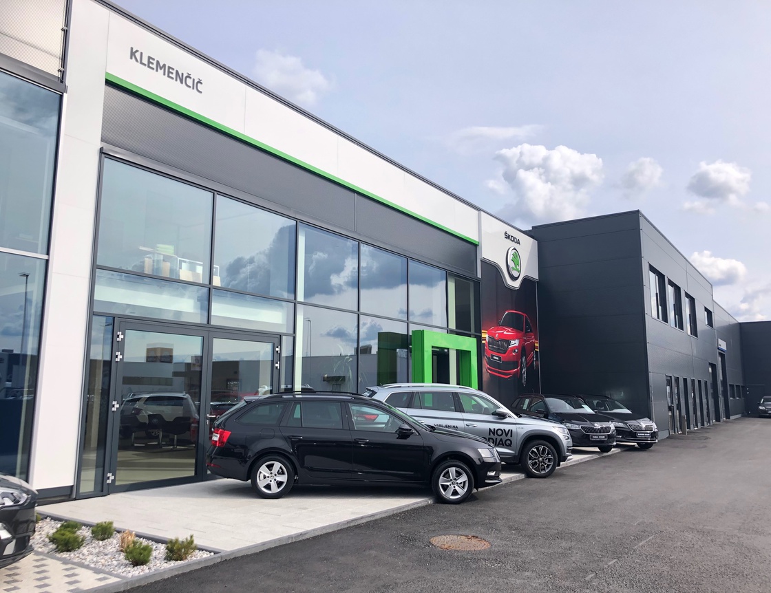Galerija slik novega salon Škoda.