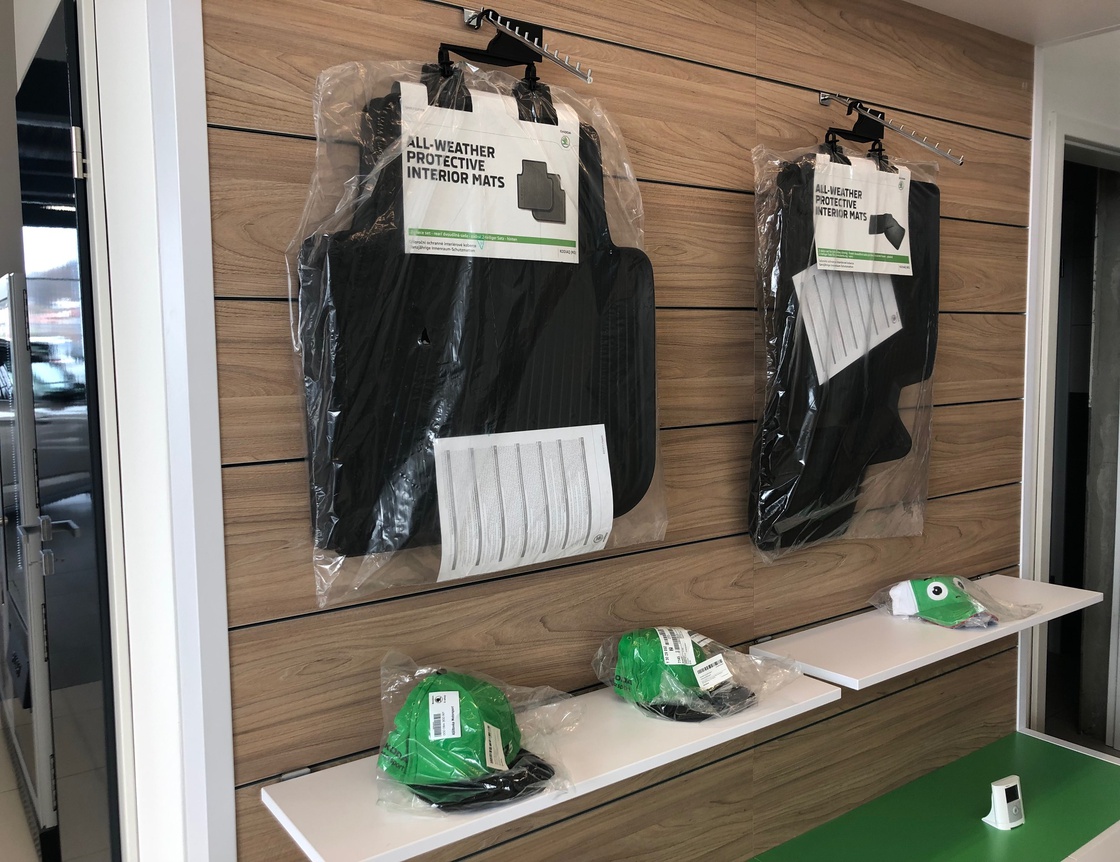 Galerija slik novega salon Škoda.