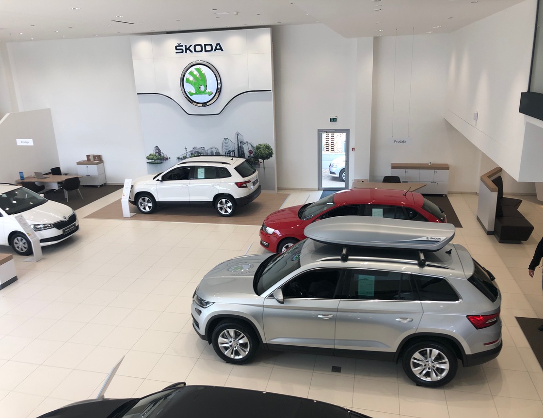 Galerija slik novega salon Škoda.