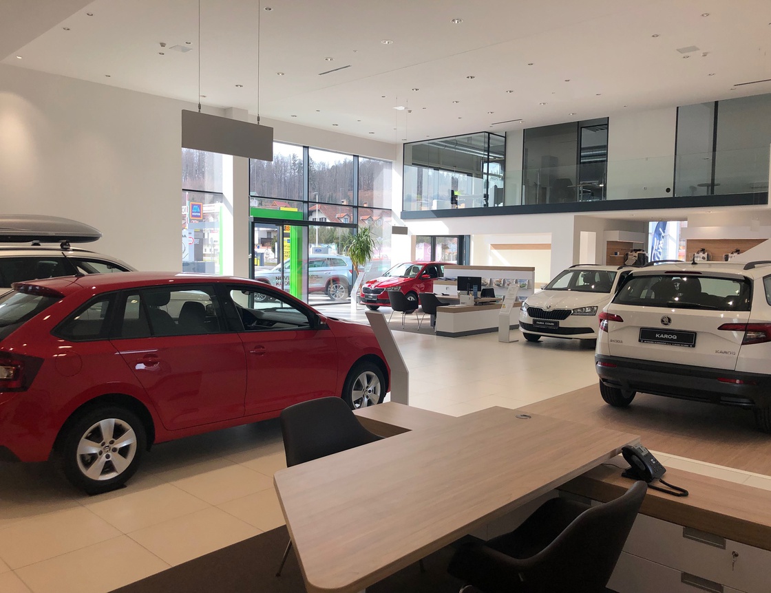 Galerija slik novega salon Škoda.