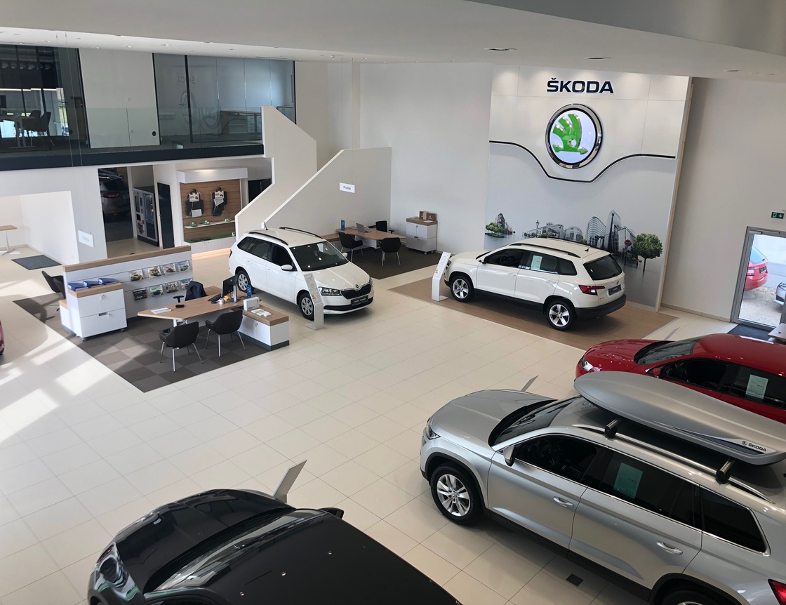 Galerija slik novega salon Škoda.