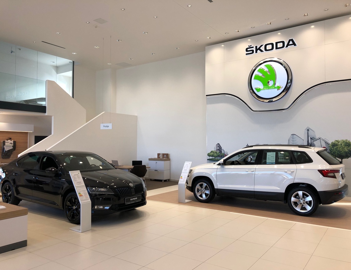Galerija slik novega salon Škoda.