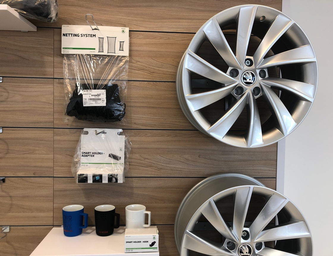 Galerija slik novega salon Škoda.