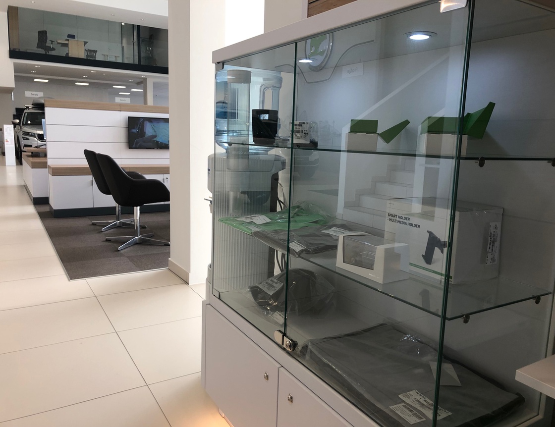 Galerija slik novega salon Škoda.