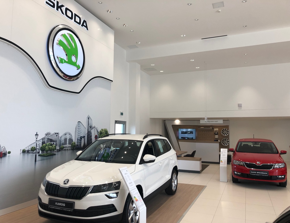 Galerija slik novega salon Škoda.