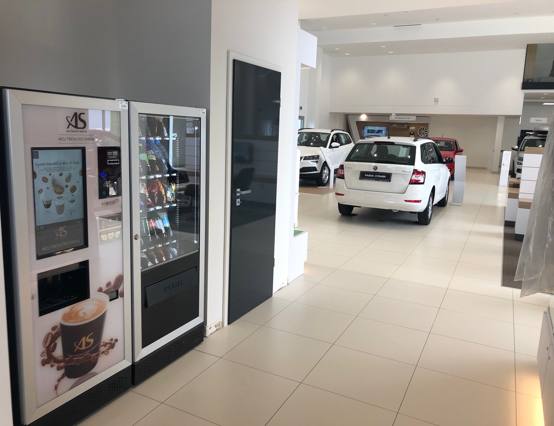 Galerija slik novega salon Škoda.